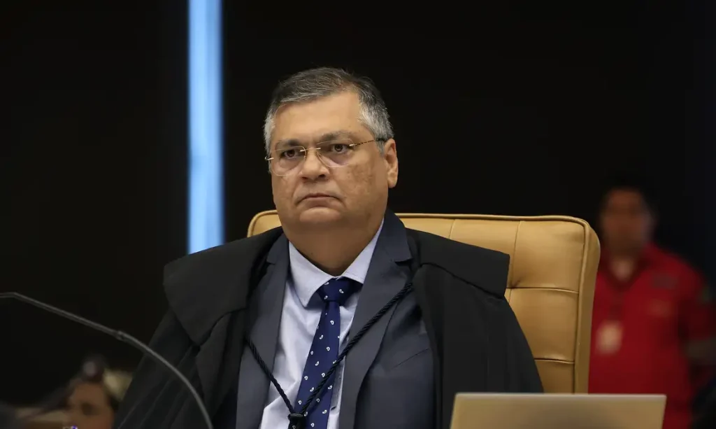 Flávio Dino determina retorno da cúpula da Polícia Federal e critica decisão que afastou diretores