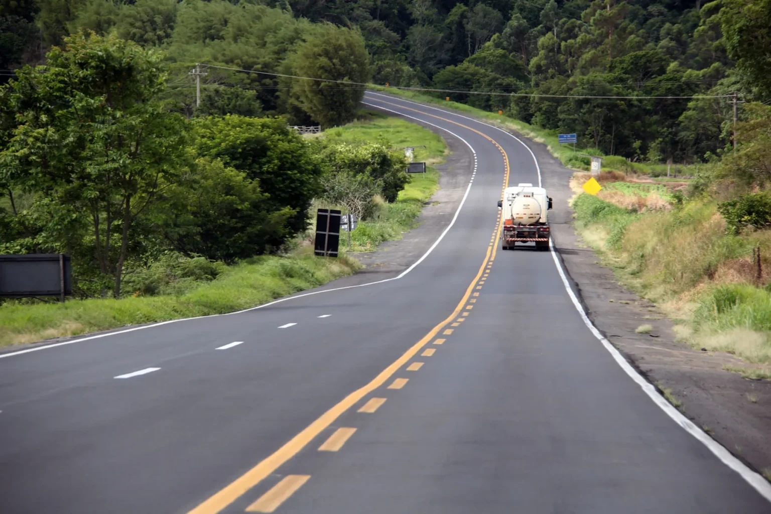 Motoristas encontram rodovias do Paraná com pontos de atenção, meia pista e bloqueios por detonação de rochas nesta terça-feira (15)