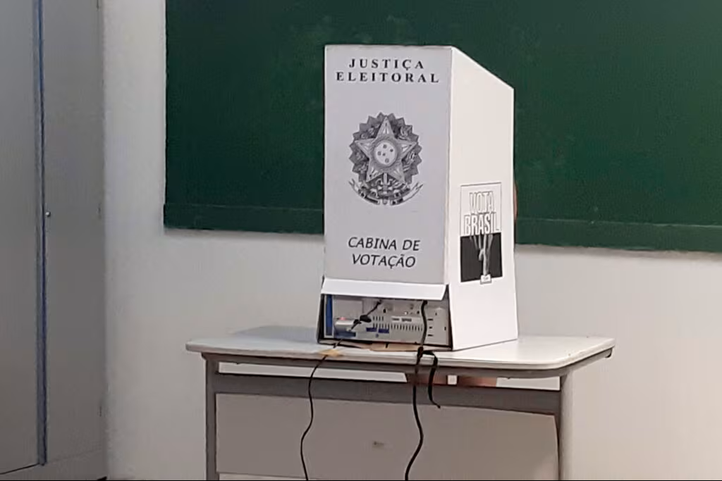Eleições 2026: TSE proíbe celular, relógios inteligentes e óculos com câmera na cabine de votação no dia 4 de outubro