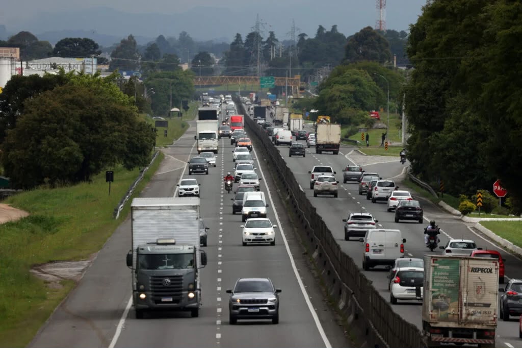 Operação Feriado: Retorno do Litoral do Paraná registra fluxo de veículos três vezes acima do normal na BR-277