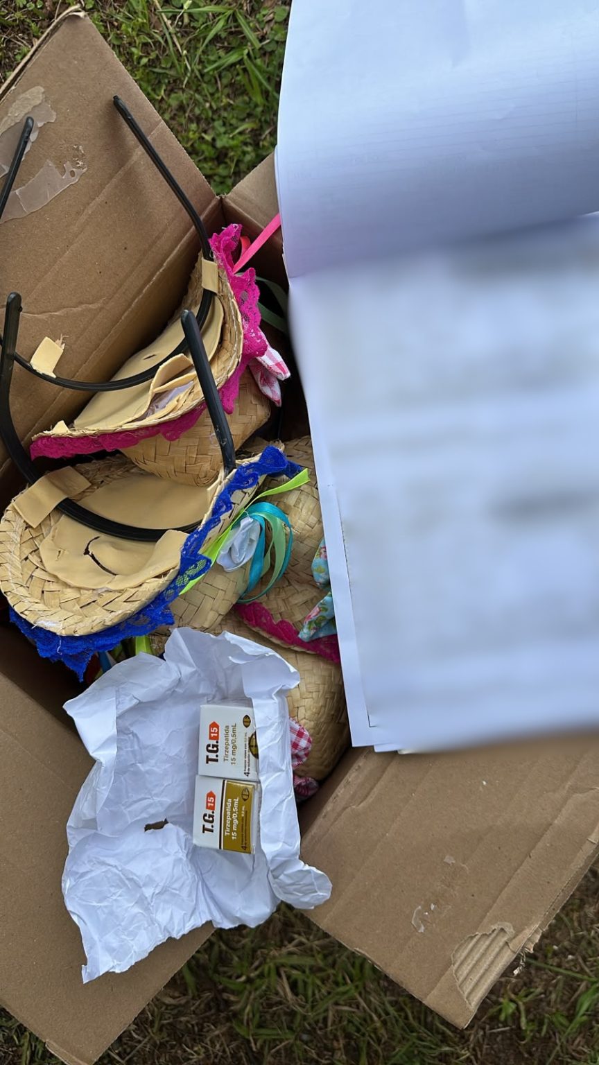 Receita Federal apreende ampolas de remédio para emagrecimento escondidas dentro de chapéus de festa junina em ônibus