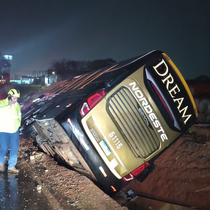 Acidente nos Campos Gerais: Ônibus de passageiros sai da pista e tomba na BR-376 em Ponta Grossa