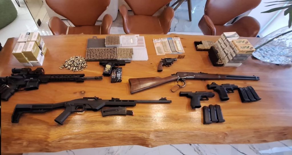 Operação em Londrina: PCPR prende homem em flagrante e apreende arsenal com fuzil e mais de 2,3 mil munições na Zona Sul