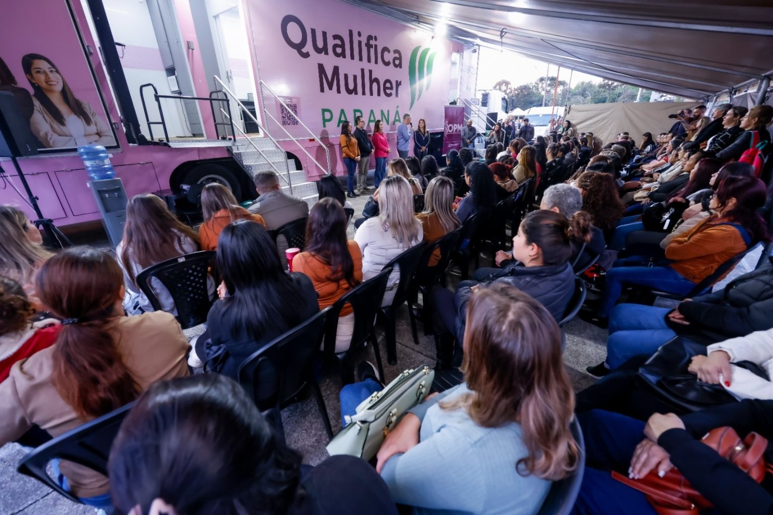 Carreta Qualifica Mulher inicia aulas de capacitação profissional gratuita para 200 moradoras de Araucária
