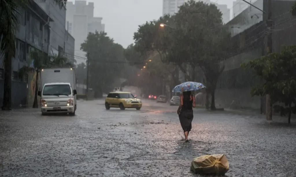 Alerta de temporais: Paraná terá acumulados de até 200 mm de chuva e risco elevado de alagamentos nesta semana