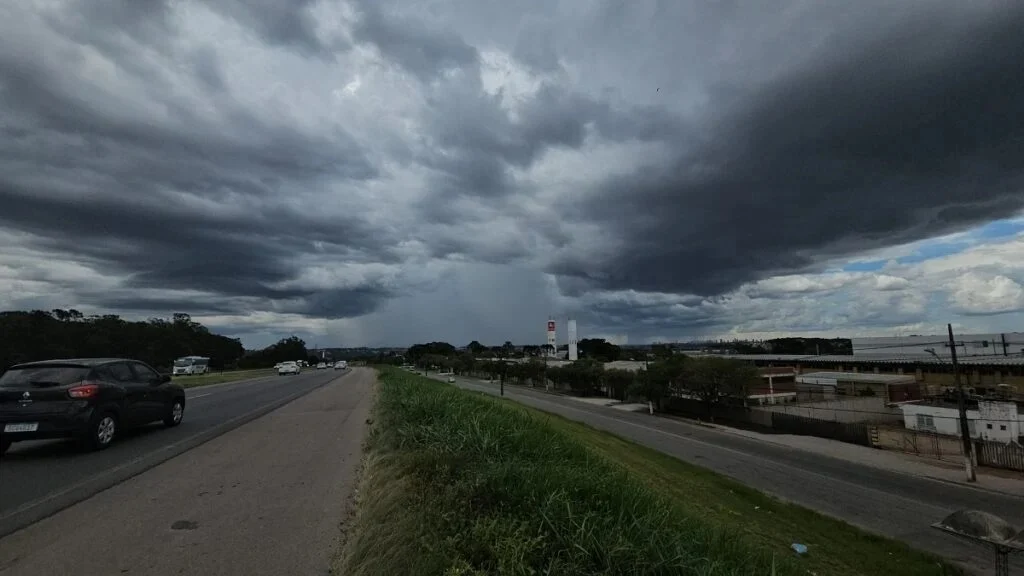 Clima e instabilidade: Alerta laranja para tempestades e chuvas intensas persiste no Paraná no fim de semana