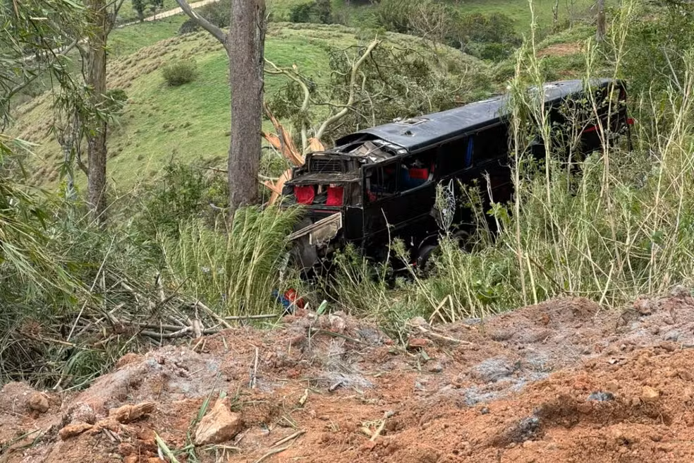 Tragédia na estrada: Ônibus com romeiros de Minas Gerais cai de ribanceira e deixa seis mortos a caminho de Aparecida (SP)