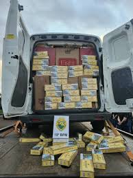 Motorista foge da PM, roda na BR-163 e é preso com 2 mil pacotes de cigarros contrabandeados em Toledo
