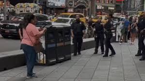 Ataque a facadas e intervenção policial deixam duas pessoas mortas no coração da Times Square, em Nova York