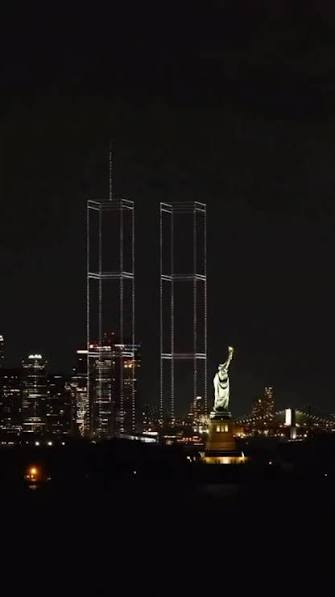 Quase 3 mil drones iluminam o céu de Nova York para recriar as Torres Gêmeas em memorial emocionante do 11 de Setembro