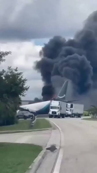 Avião cargueiro da Amazon ultrapassa pista em Miami, atinge veículos e deixa ao menos 5 mortos e 5 feridos