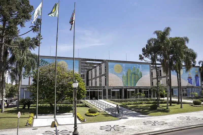 Prefeitura de Curitiba lança concurso unificado com 348 vagas e salários de até R$ 38 mil
