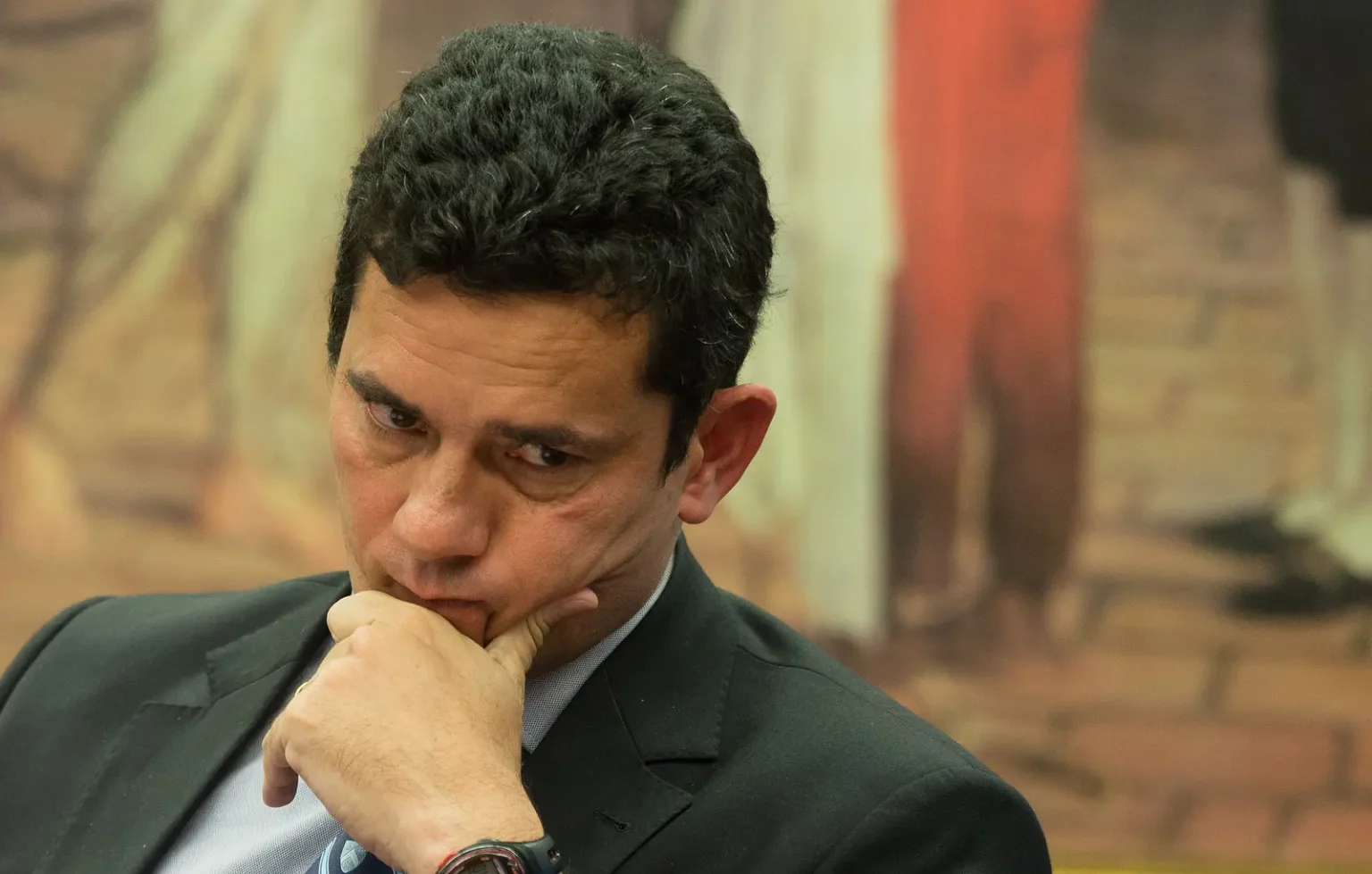 O castelo de cartas de Moro: A verdade das pesquisas e a crise nos bastidores do PL