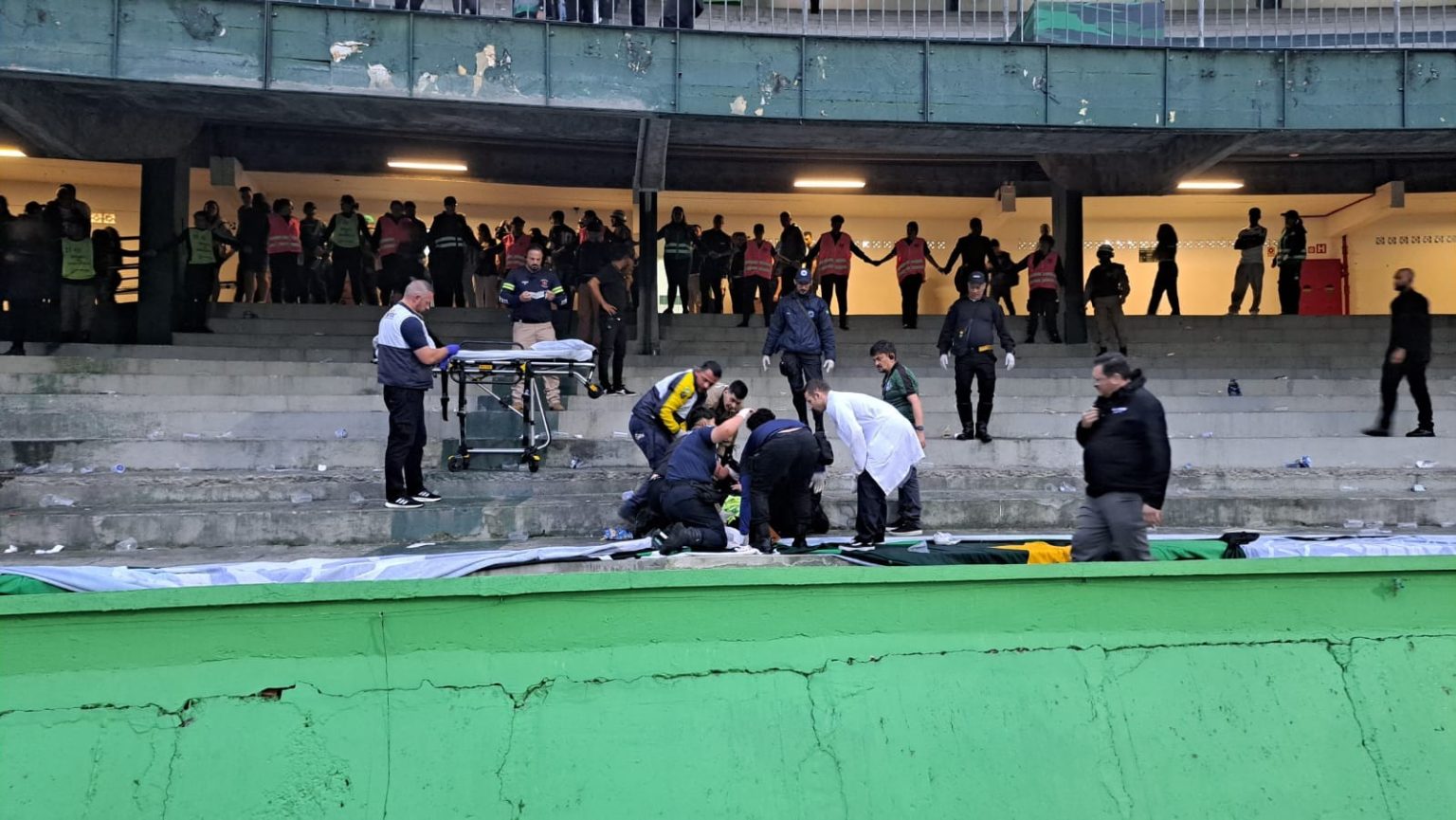 Incidente no estádio: Torcedor cai do segundo anel da arquibancada do Couto Pereira durante o clássico Atletiba