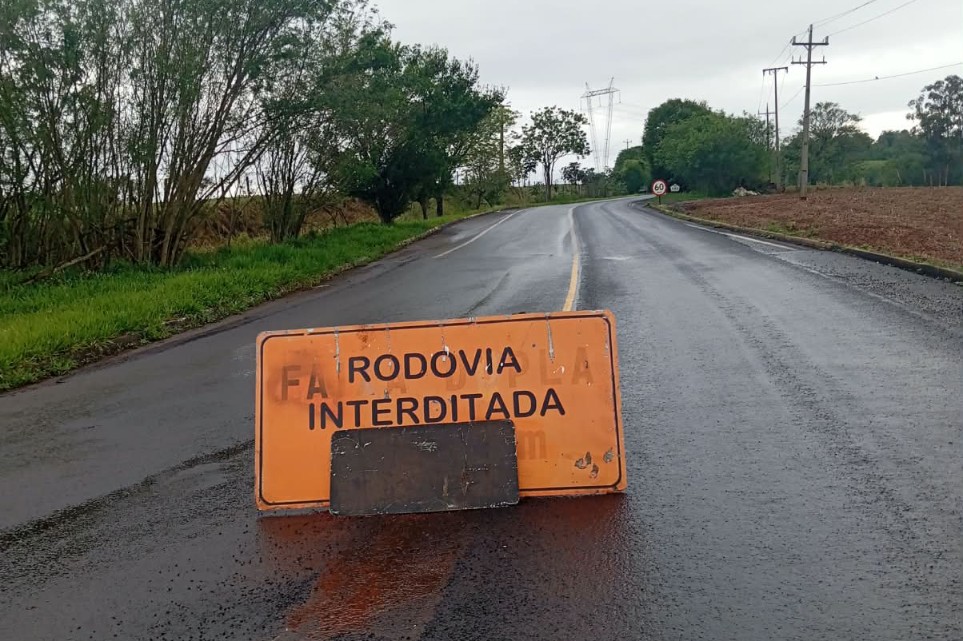Alerta nas estradas: DER/PR informa que quatro rodovias estaduais estão totalmente interditadas devido às chuvas