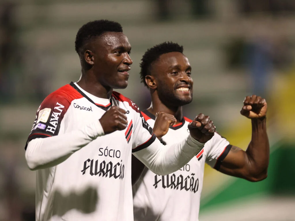 Athletico Paranaense goleia a Chapecoense fora de casa e retorna ao terceiro lugar na tabela