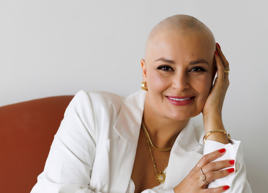 De paciente a inspiração: Dentista transforma luta contra o câncer de mama em rede de apoio nas redes sociais durante o Outubro Rosa