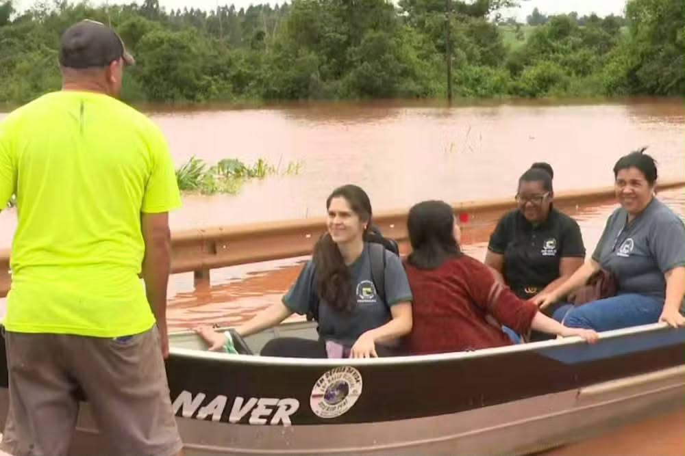 Paraná: Cheia de rios alaga rodovias e obriga moradores de Mirador a usar barco para acessar a cidade