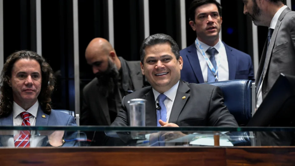 O custo da demagogia: A PEC do fim da escala 6×1 e a conta que o povo vai pagar
