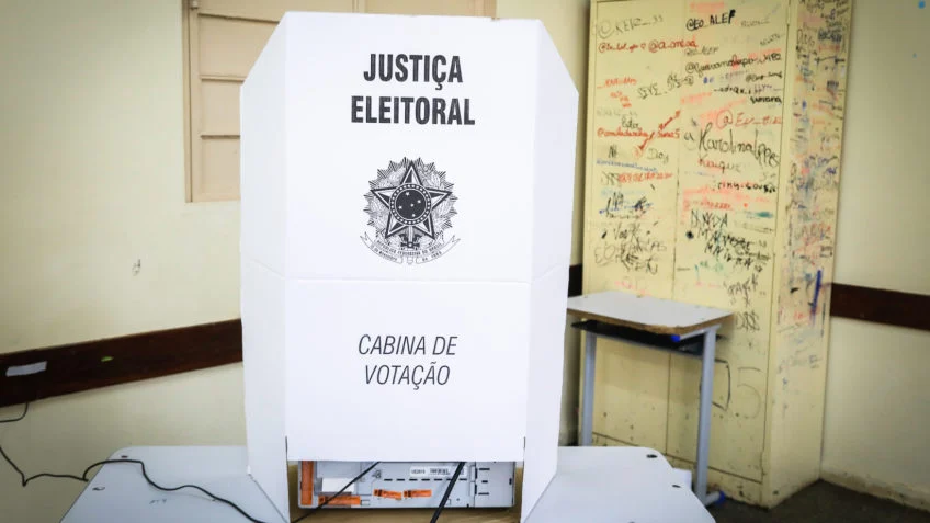 Regras de acompanhamento e acessibilidade na cabine de votação