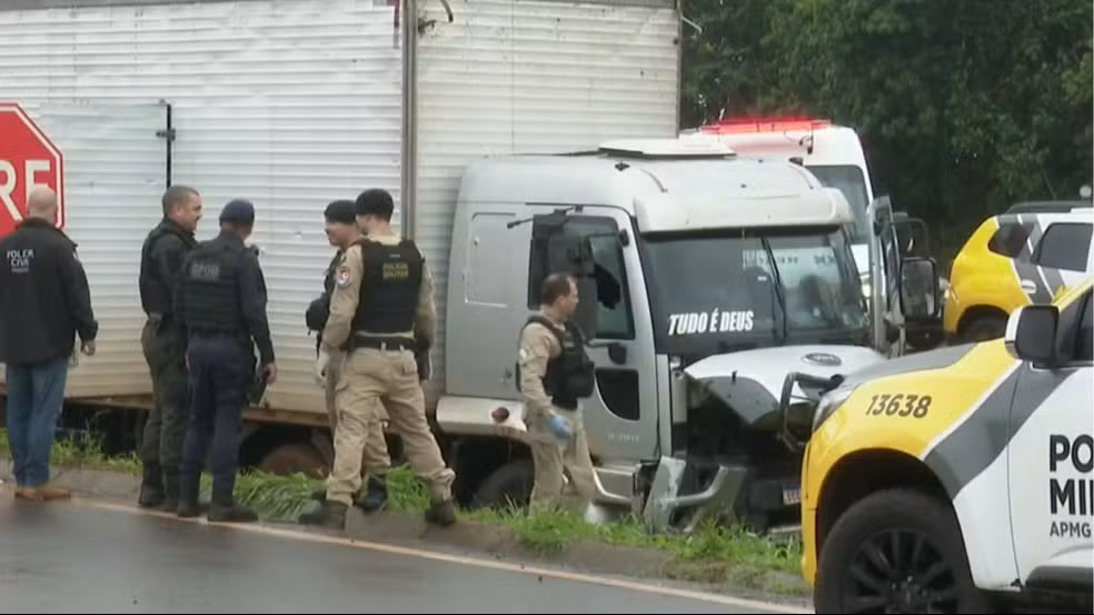 Perseguição cinematográfica: Caminhão com drogas foge por 35 km, bate em carros, provoca tiroteio e termina com dois feridos e cães baleados em Cascavel