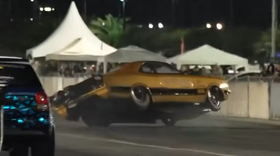 Cenas fortes: Carro pega fogo e motor se solta após batida em prova de arrancada na Speedway, em Balneário Camboriú