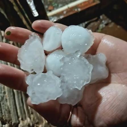 Cenário de neve em pleno outubro: Temporal com granizo intenso surpreende Santiago e deixa ruas cobertas de branco
