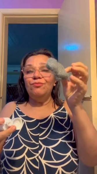 NÃO FAÇAM ISSO EM CASA: Influenciadora choca seguidores ao usar palha de aço nos dentes, mas dentistas alertam para riscos graves