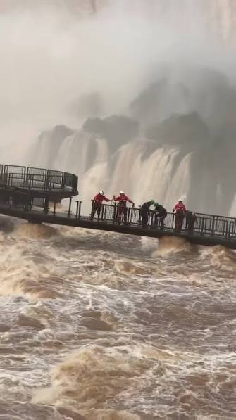 Protocolo de segurança ativado: Parque Nacional do Iguaçu retira grades de passarela e restringe áreas com pico de cheia