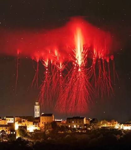 Espetáculo no céu: Fotógrafo registra “sprite”, raro fenômeno luminoso que lembra uma água-viva na alta atmosfera