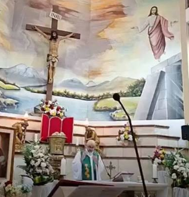 Tragédia durante transmissão: Padre morre após cruz de madeira desabar sobre ele durante missa no Equador