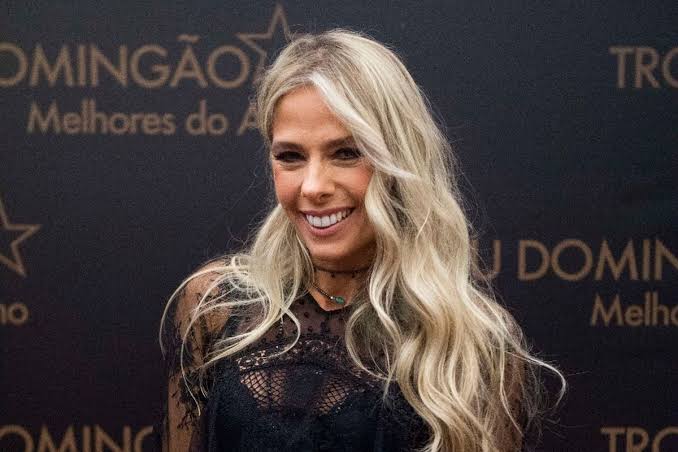 “E ainda tenho programa ao vivo!”: Adriane Galisteu desabafa após enfrentar perrengue durante viagem de estrada