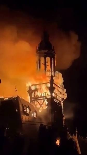 Catástrofe patrimonial: Incêndio destrói grande parte da prefeitura histórica de Limoges durante protestos violentos na França