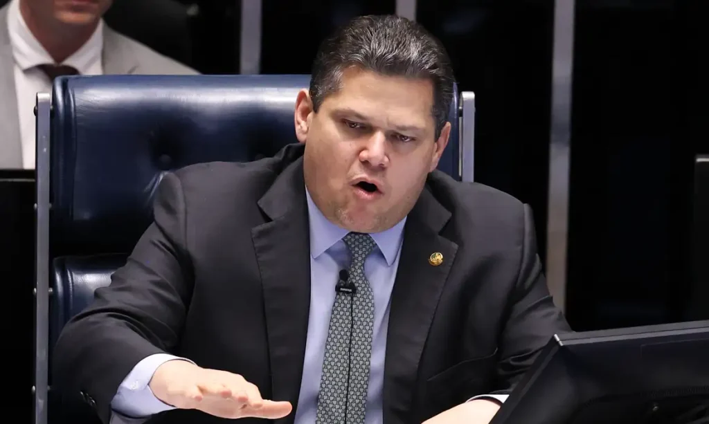Davi Alcolumbre promulga nesta sexta-feira a PEC que encerra a escala 6×1 e a aposentadoria especial para agentes de saúde